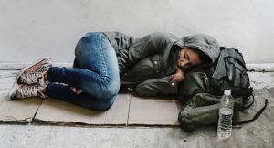 migrants dormant dans la rue