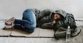 migrants dormant dans la rue
